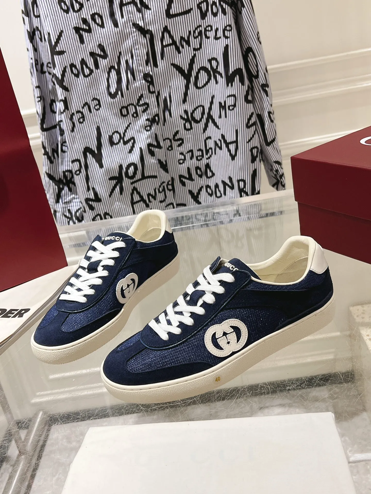 👟👟Ex-factory price 540👟👟Men's size +10 New upgraded version🔥Gucci 2024 new white shoes casual shoes hot recommendation, original TPU soles, original fabrics, original sheepskin lining sheepskin feet🔥Original cover craftsmanship is reproduced one to one! The pursuit of ultimate comfort! 🔥🔥 [Love] Fabric: Imported cow suede + mesh [Love] Packing: Counter-matched red shoe box ➕ Aviation airplane box [Love] Code number: 35-45